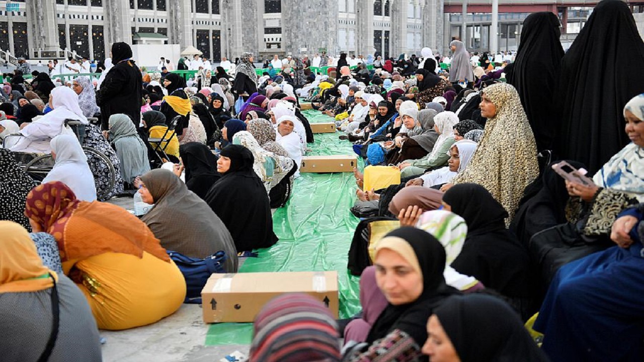 فيديو..جموع المعتمرين يتناولون الإفطار في مطاف المسجد الحرام