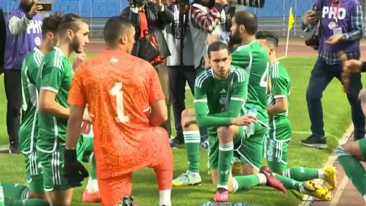 بالفيديو .. توقف مباراة الجزائر والنيجر لكسر صيام اللاعبين