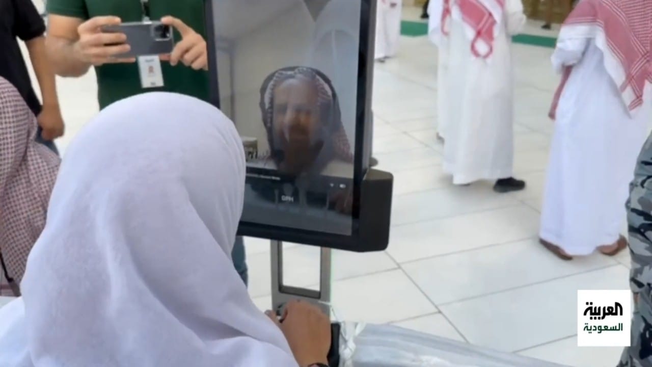 بالفيديو.. &#8220;روبوتات ذكية&#8221; لتقديم خدمات الإفتاء بالمسجد الحرام