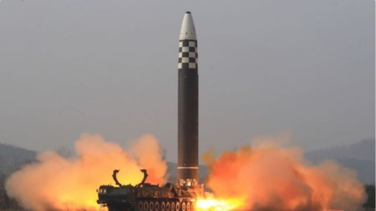 كوريا الشمالية تختبر صاروخًا باليستيًا عابرًا للقارات