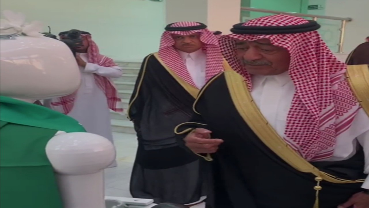 شاهد.. روبوت آلي يستقبل الأمير مقرن بن عبدالعزيز خلال زيارته للجامعة