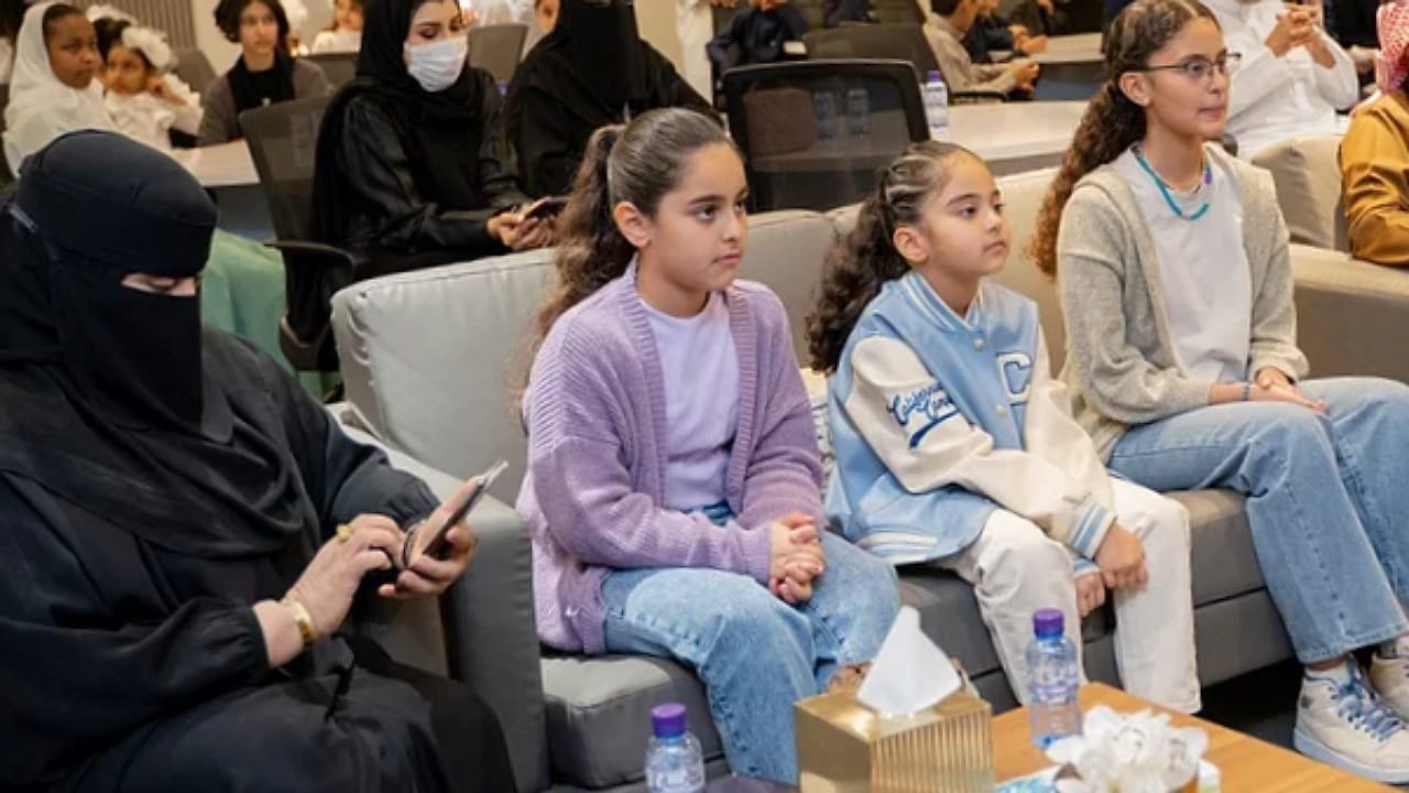 شاهد.. حضور لافت لبنات أمير حائل وحرمه في زيارة خيرية لرعاية الأيتام