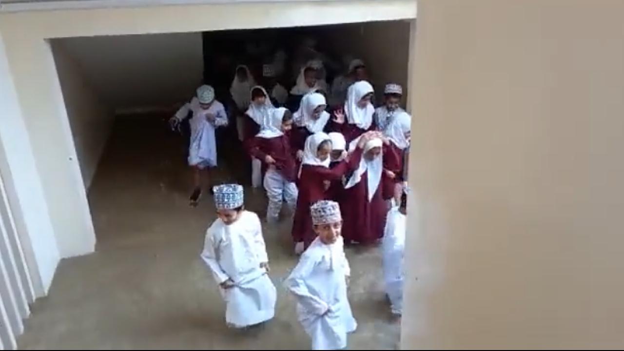 بالفيديو.. سيول في أحد مدارس ولاية أزكى ⁧‫بسلطنة عمان
