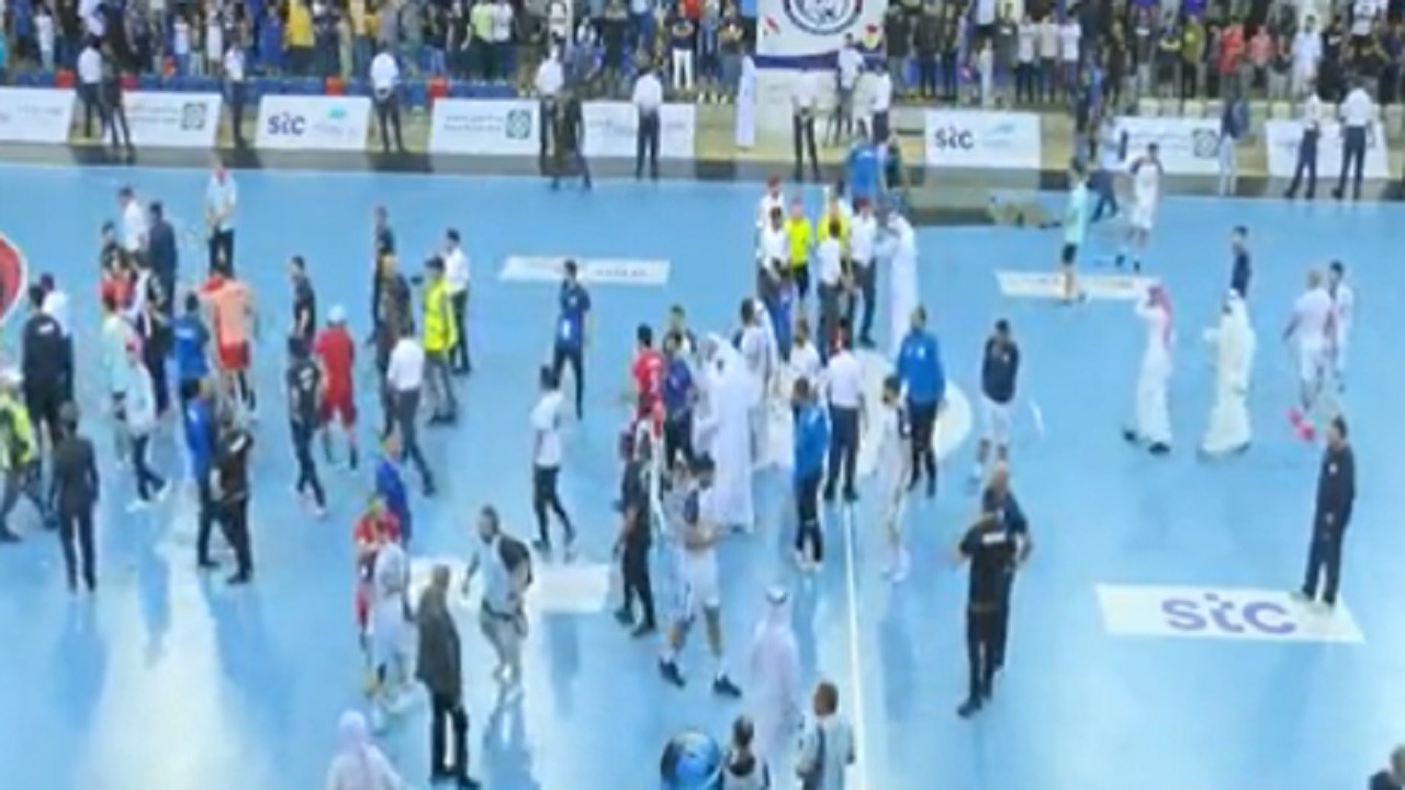 بالفيديو .. مشادة واشتباكات في نهائي البطولة الخليجية لكرة اليد