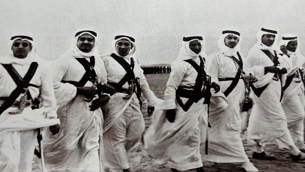 صورة نادرة للملك سلمان والأمراء خلال تأديتهم العرضة لتولي الملك سعود الحكم