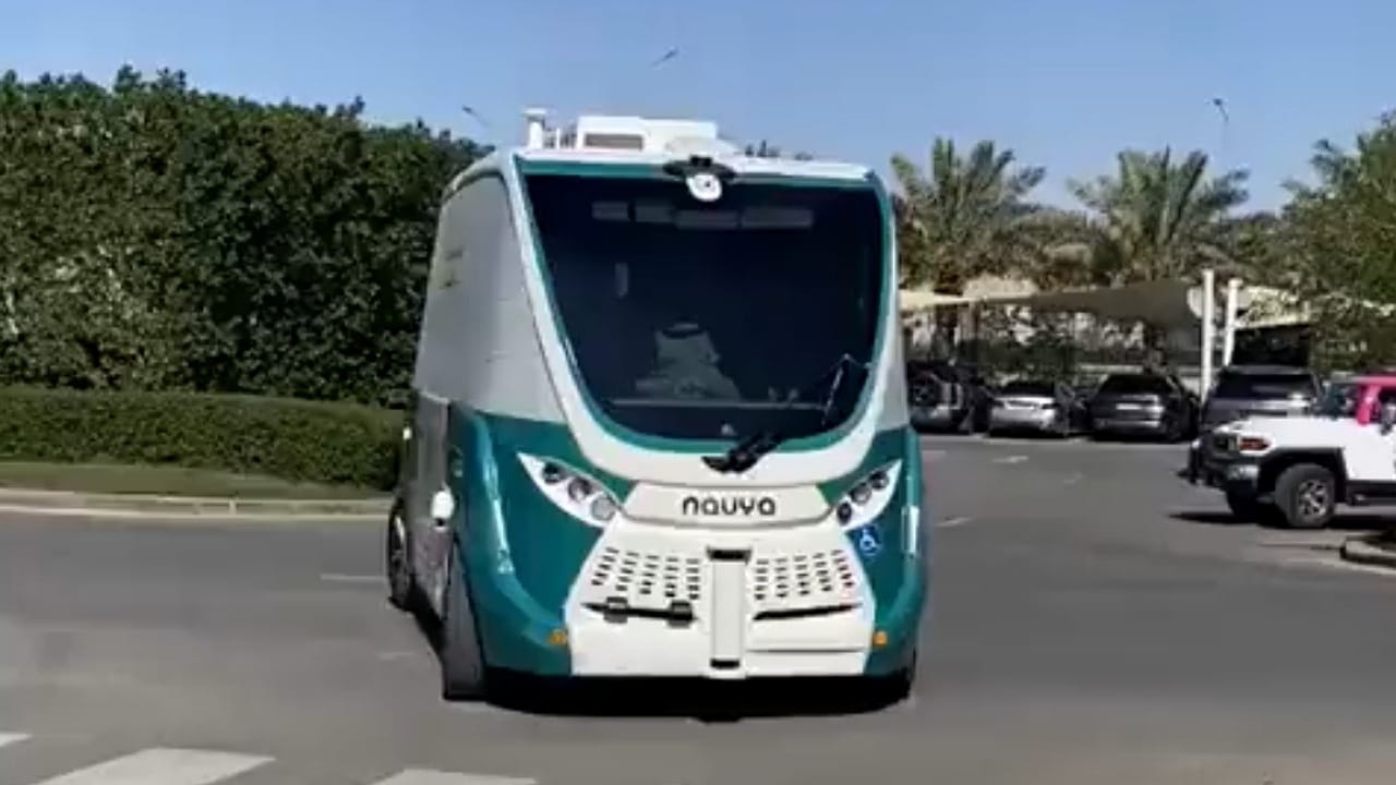 بالفيديو.. مركبة ذاتية القيادة تتجول في شوارع الرياض