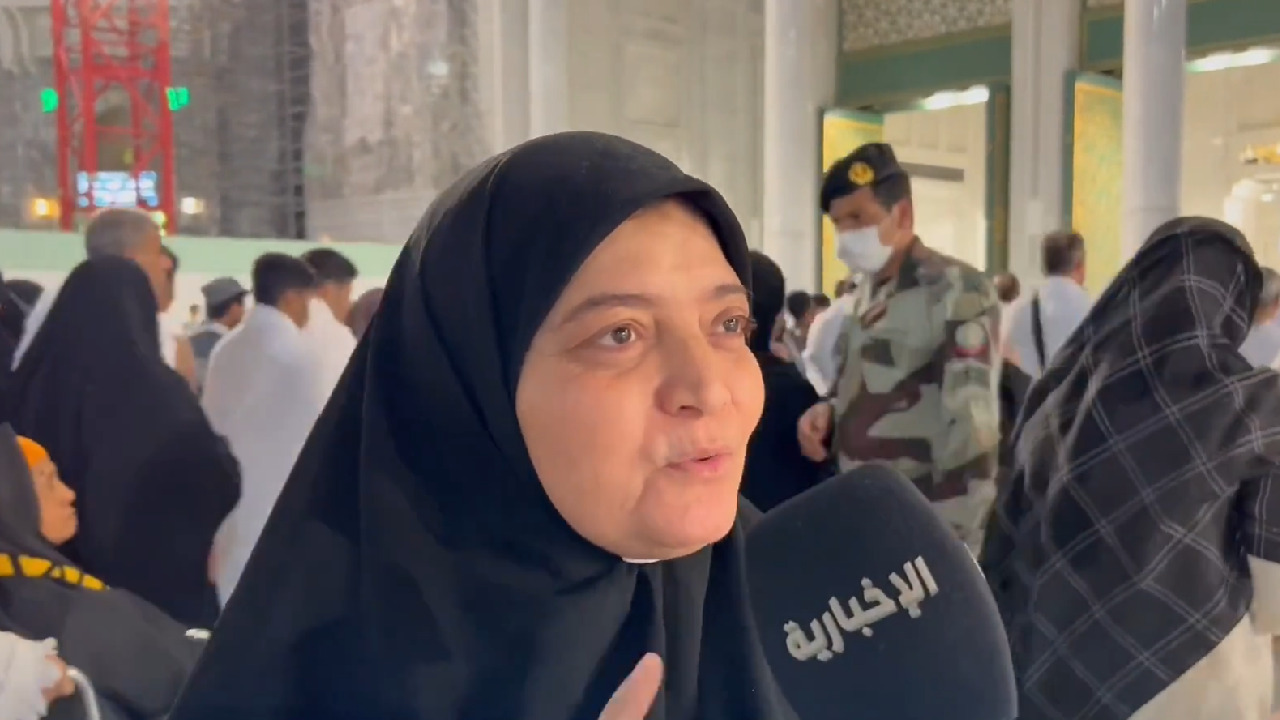 معتمرة مصرية: في كل سجدة بندعي لكم والدنيا كلها بتدعي للسعودية (فيديو)