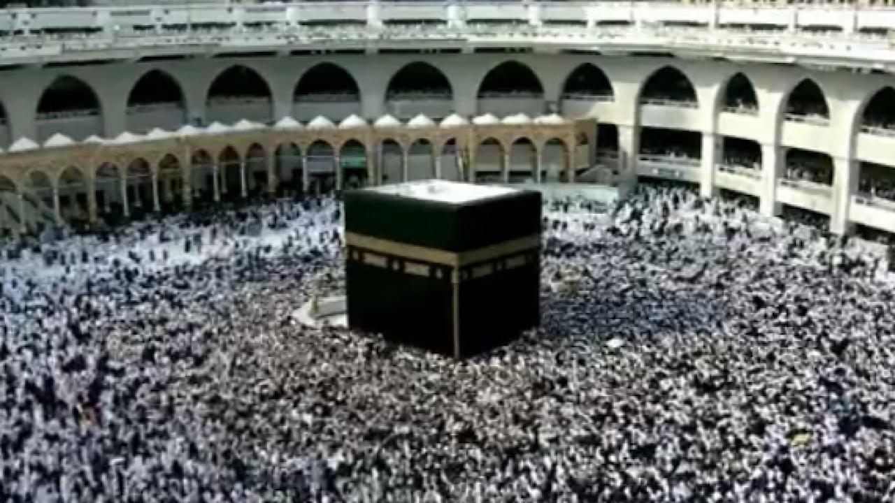 بالفيديو.. حشود غفيرة من المعتمرين في صحن الطواف في اليوم الرابع عشر من رمضان