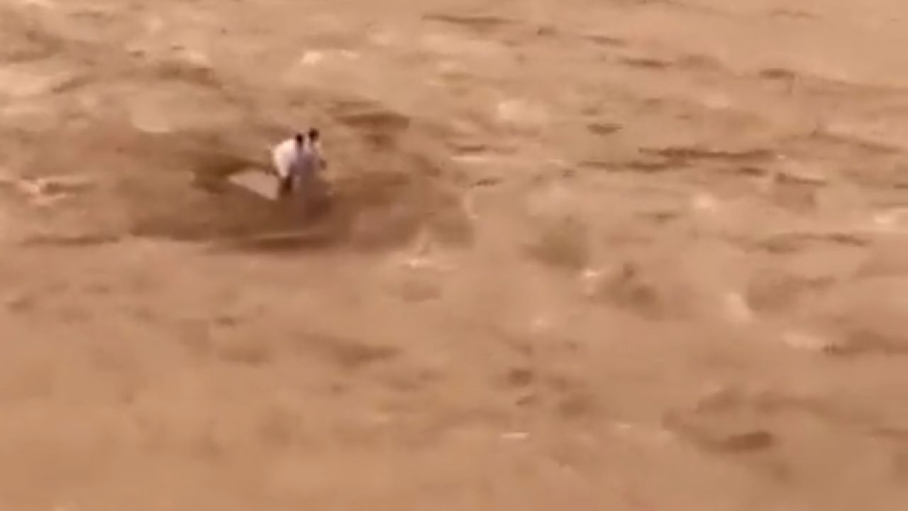 بالفيديو.. غرق جيب شاص ونجاة السائق في وادي نساح