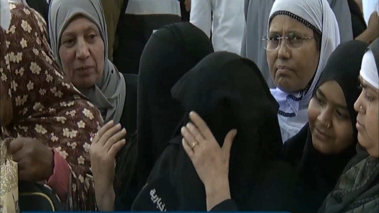 بالفيديو.. معتمرة يمنية تغلبها دموعها في الحرم المكي عندما تذكرت أهلها