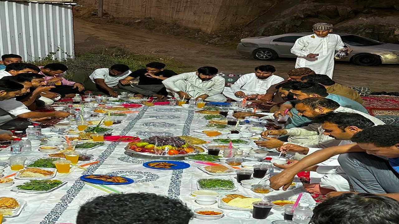 بالصور .. أسرة &#8220;حسن المالكي&#8221; تنفذ سفرة إفطار صائم بنية شهداء الوطن