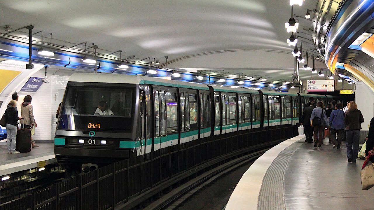 مصرع امرأة في مترو باريس بسبب معطفها