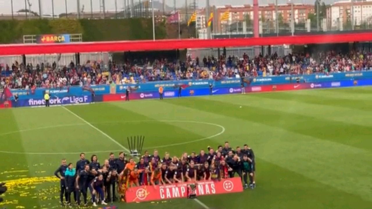 شاهد .. لحظة رفع لاعبات نادي برشلونة للقب الدوري الإسباني