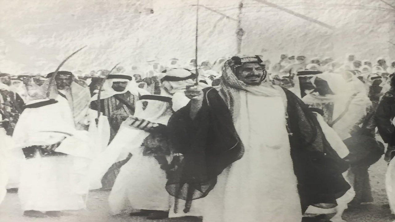 صورة نادرة للملك عبدالعزيز خلال مشاركته العرضة في احتفالات عيد الفطر