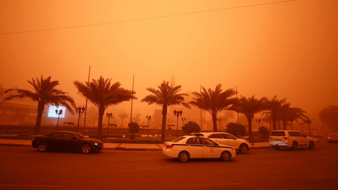 عاصفة رملية تحول بغداد للون البرتقالي