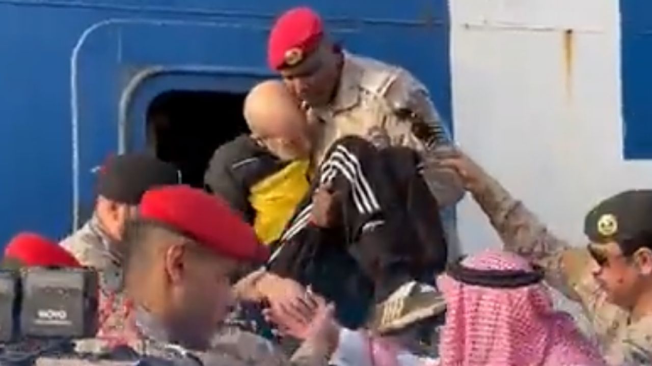 بالفيديو.. أحد منسوبي وزارة الدفاع يحمل مسنًا وينزل من سفينة الإجلاء القادمة من السودان
