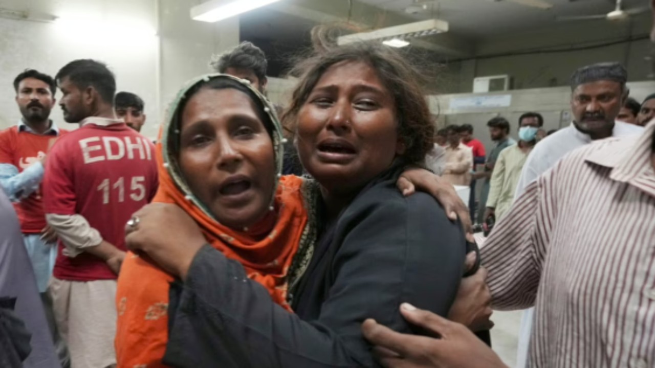 صور.. مصرع ١١ شخص من شدة التدافع خلال توزيع تبرعات في باكستان
