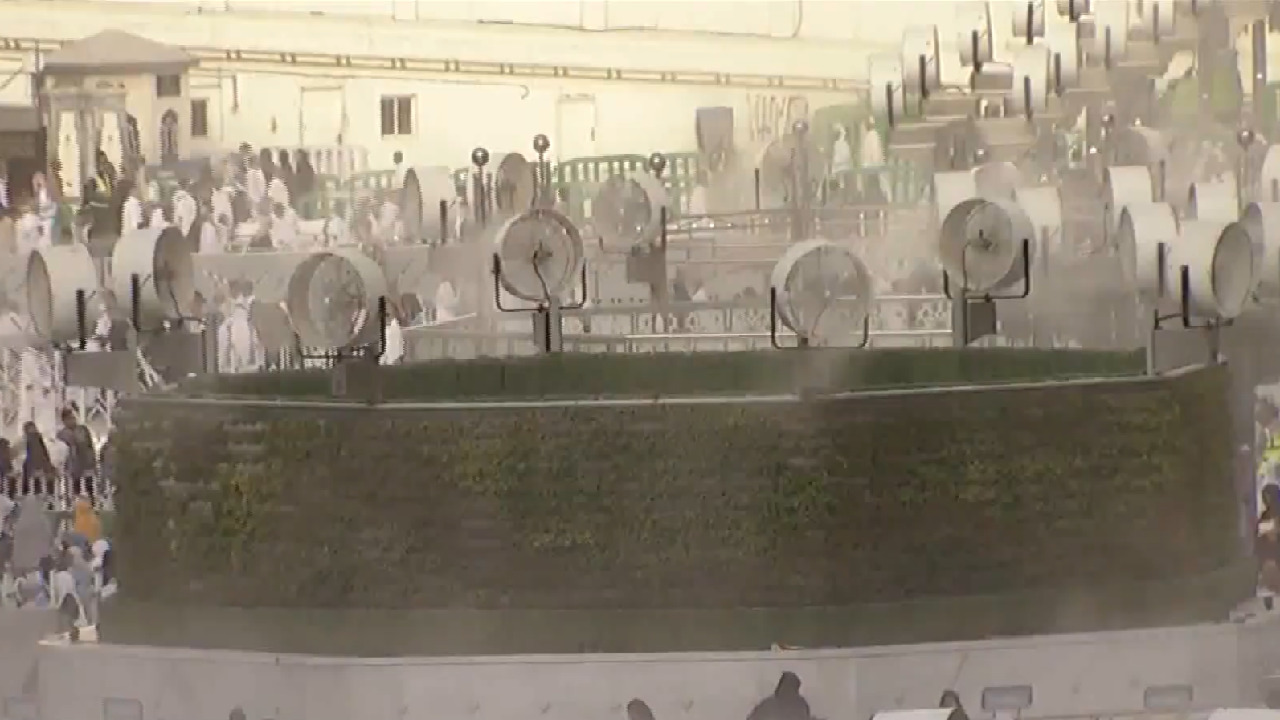 بالفيديو.. &#8220;رذاذ الماء&#8221; يلطف الأجواء في ساحات المسجد الحرام