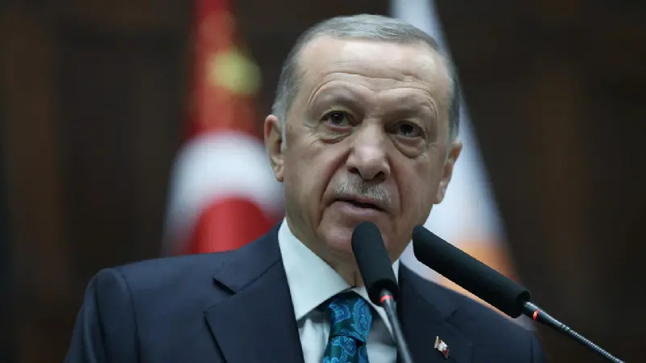 فيديو.. أردوغان يوزع أموالاً في الشارع ويثير الجدل