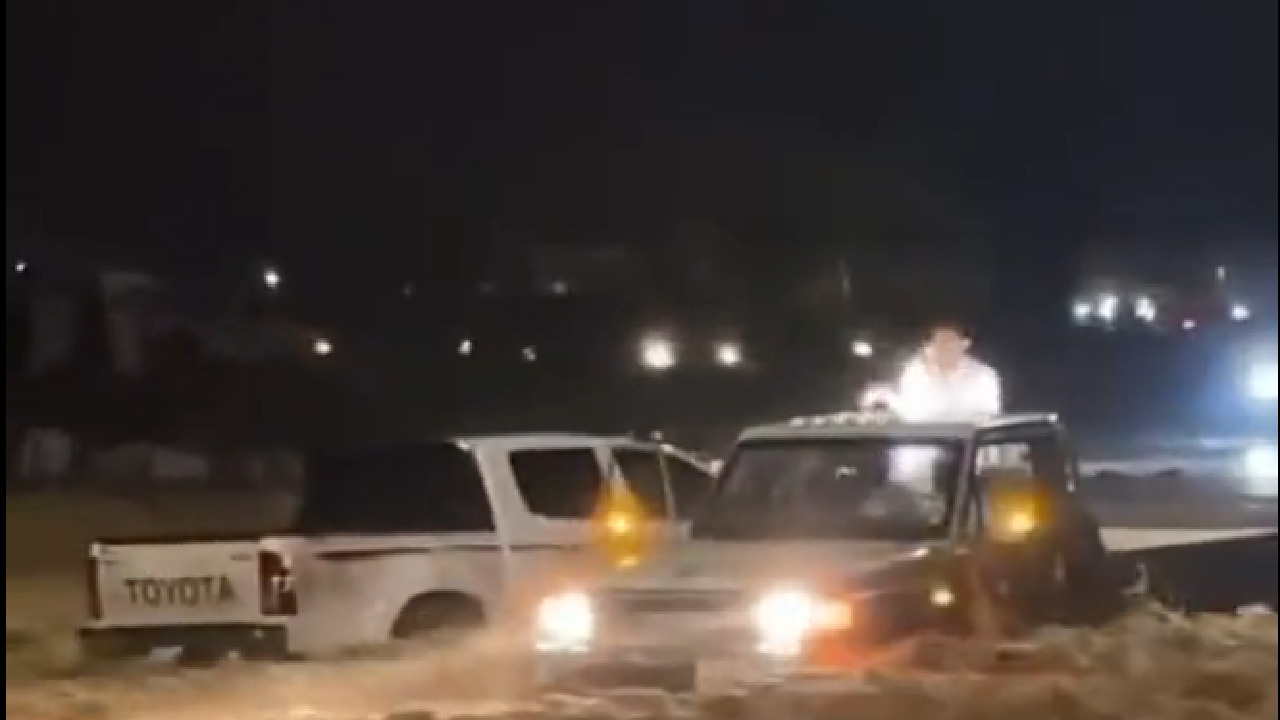 بالفيديو .. شجاعة شاب تنقذ محتجز غرقت سيارته في سيول الدوادمي