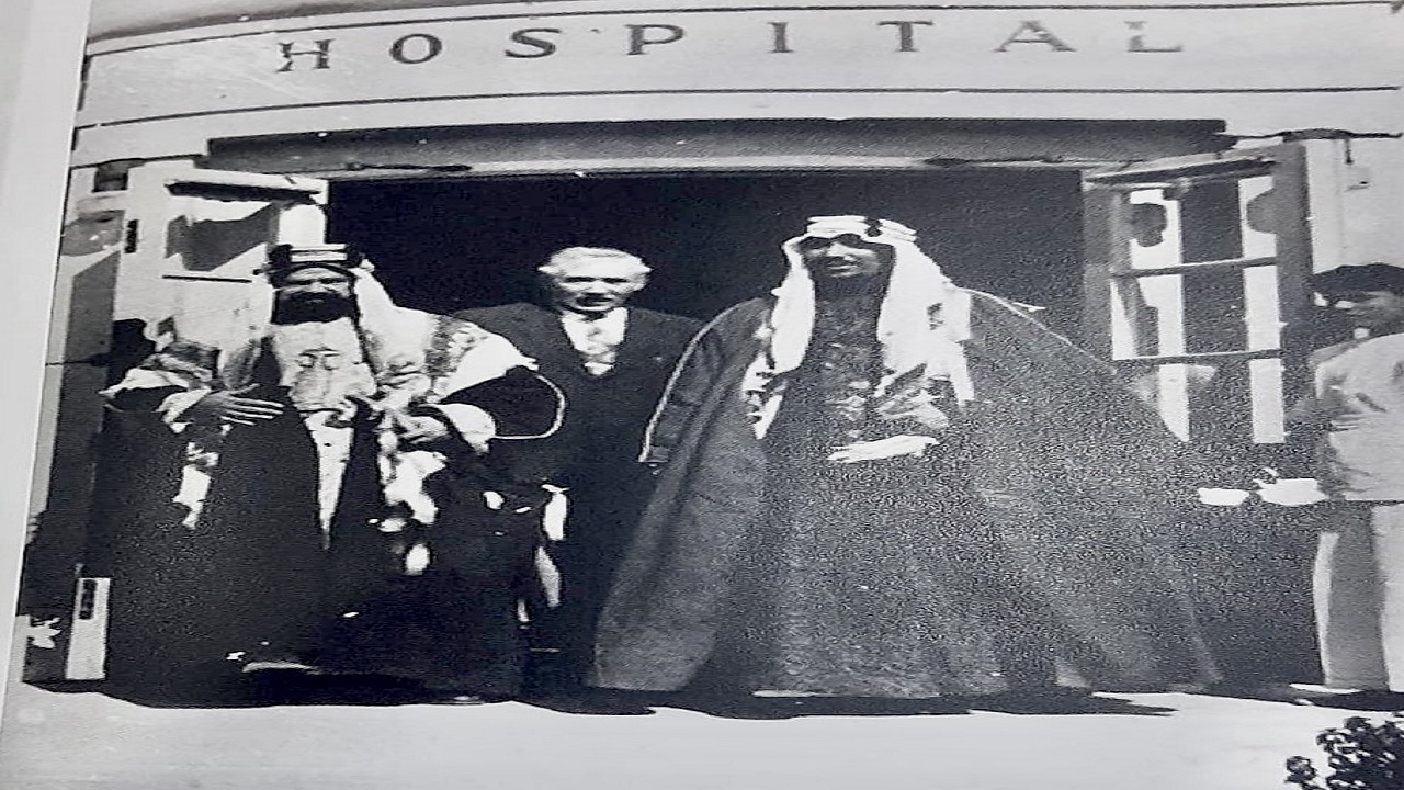 صورة قديمة للملك سعود مع حاكم البحرين