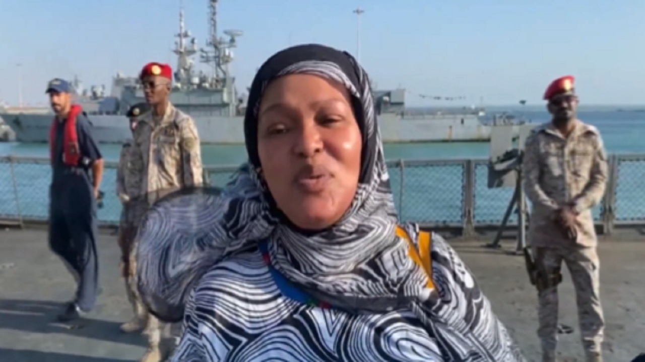 بالفيديو .. سيدة بعد إجلائها إلى المملكة: السعودية الأولى دائما