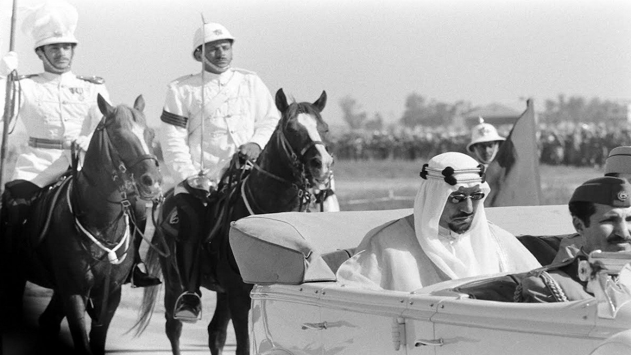 صورة تاريخية للملك سعود خلال استقباله بالعراق