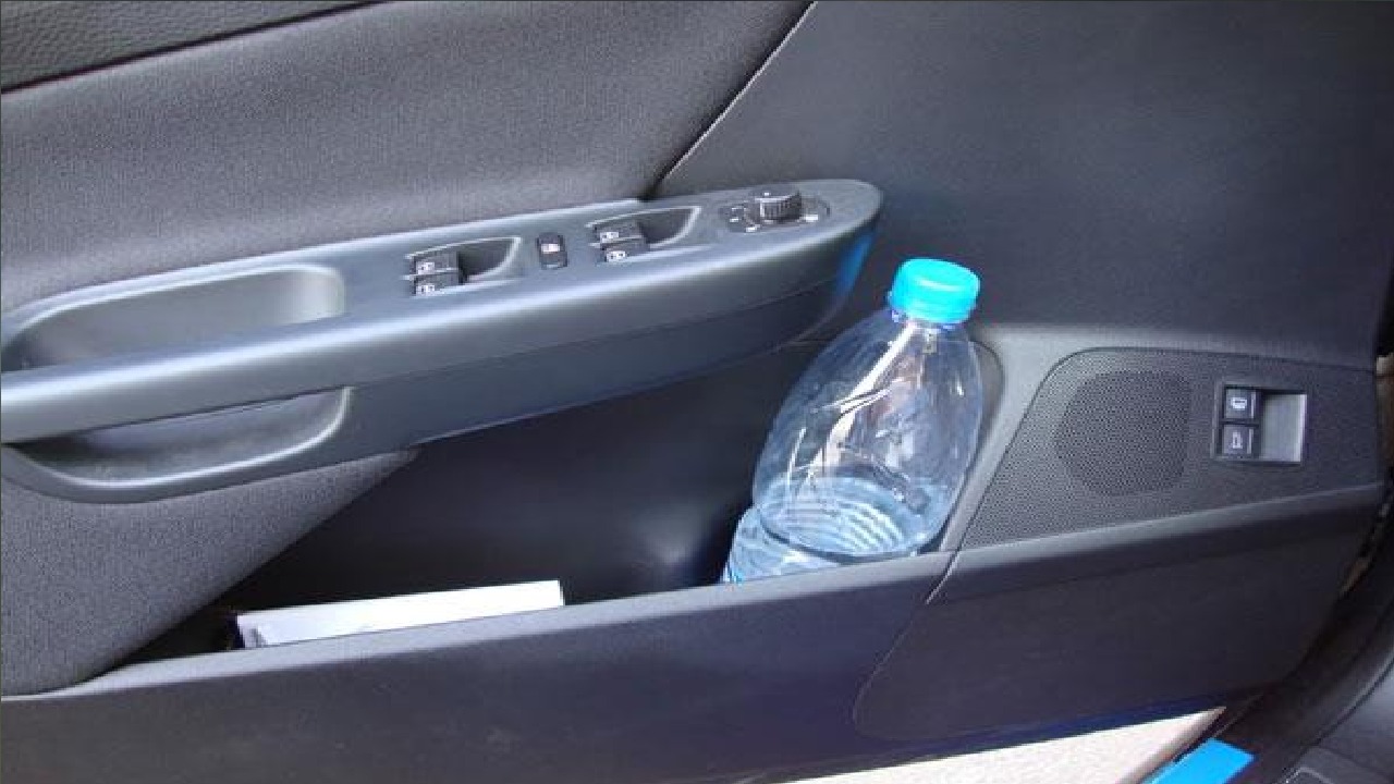 طبيب: لا تشربوا المياه المعبأة في علب بلاستيك عندها تركها بالسيارة