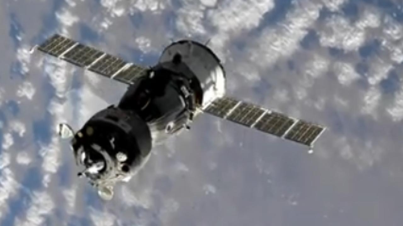 روس كوسموس: مركبة Soyuz MS-23 تنفصل عن المحطة الفضائية لتغيّر مكان التحامها (فيديو)