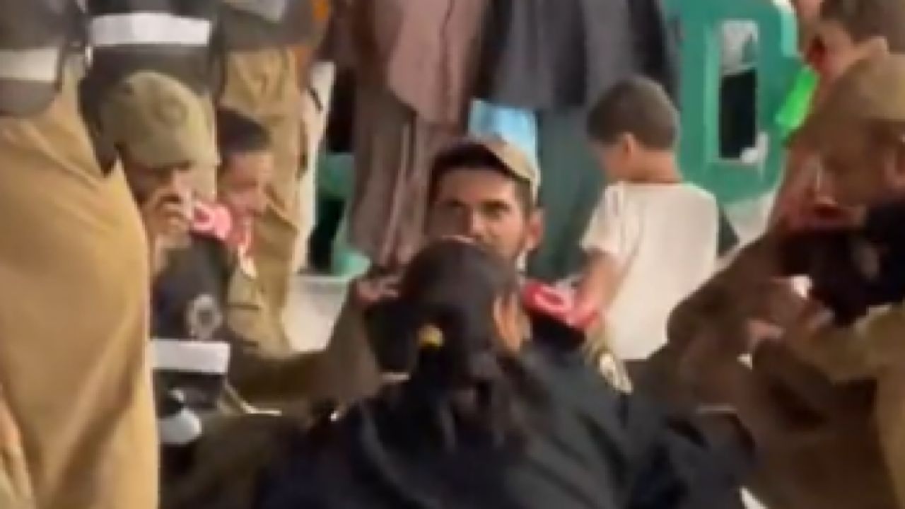 فيديو يخطف القلوب لطفلة تسكب القهوة لرجال الأمن في الحرم المكي