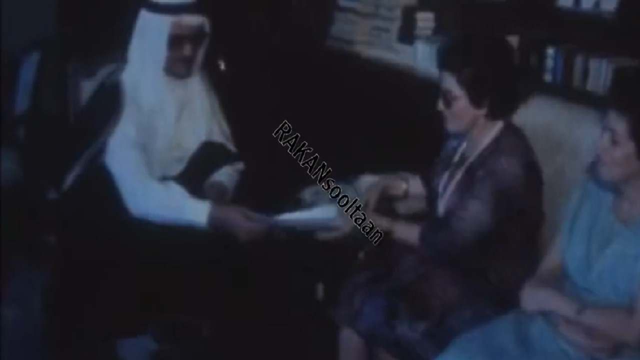 فيديو نادر للسفير السعودي يقدم معونات رمضان للبنانيين