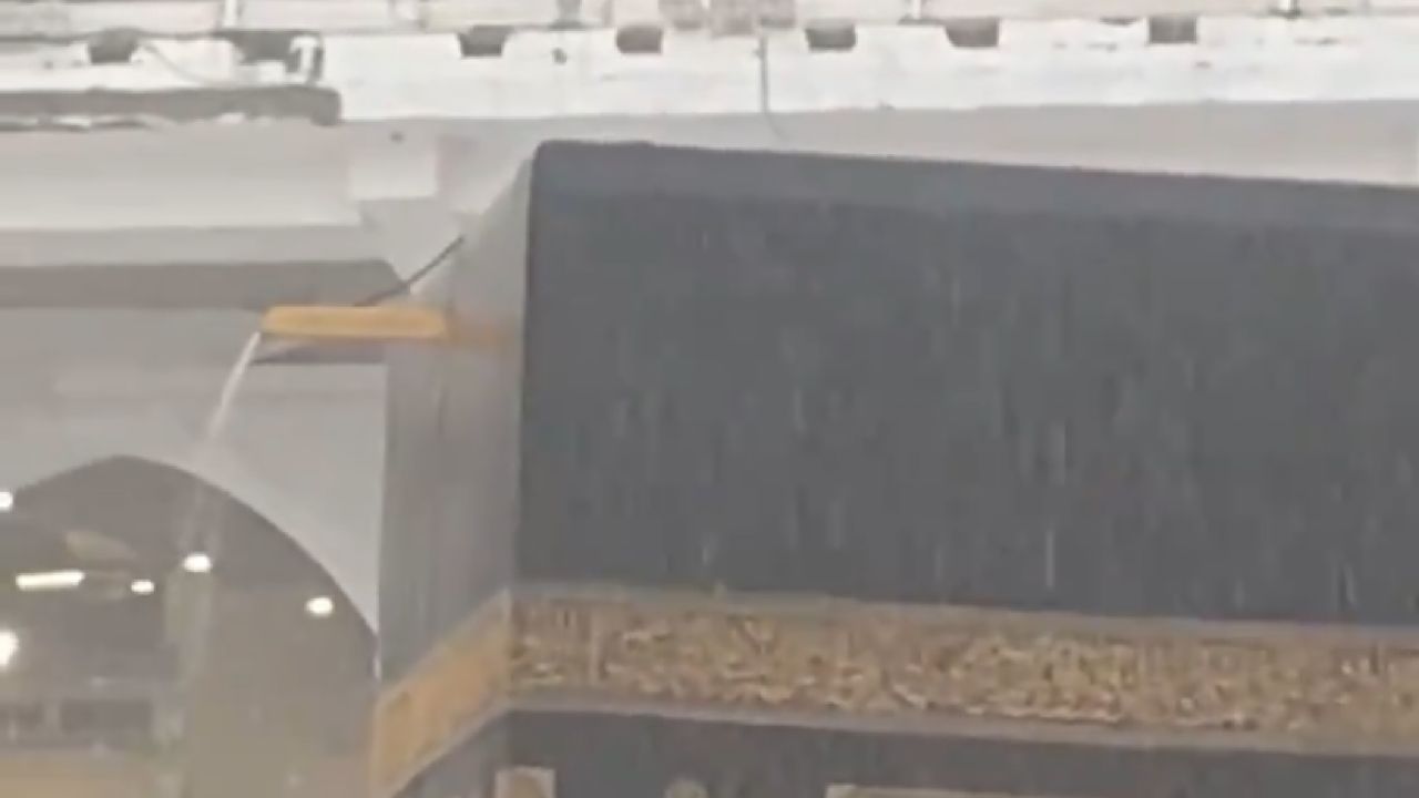 بالفيديو.. أمطار غزيرة على جنبات المسجد الحرام في صباح اليوم