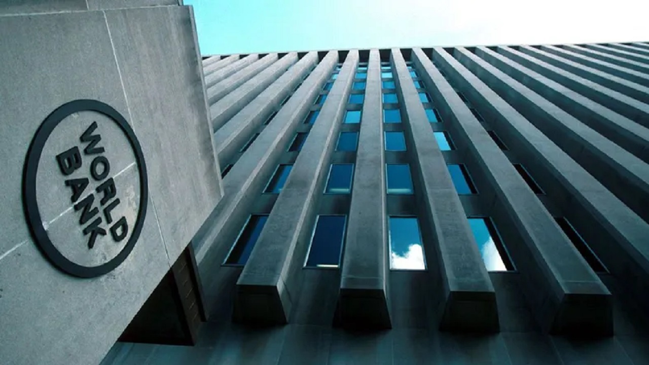 البنك الدولي يرفع توقعاته لنمو الاقتصاد العالمي بالعام الحالي