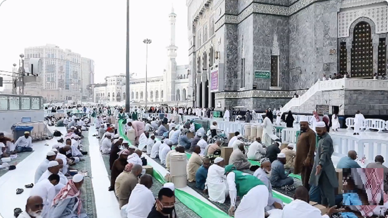 قصة أقدم سُفرة إفطار رمضانية في الحرم المكي(فيديو)