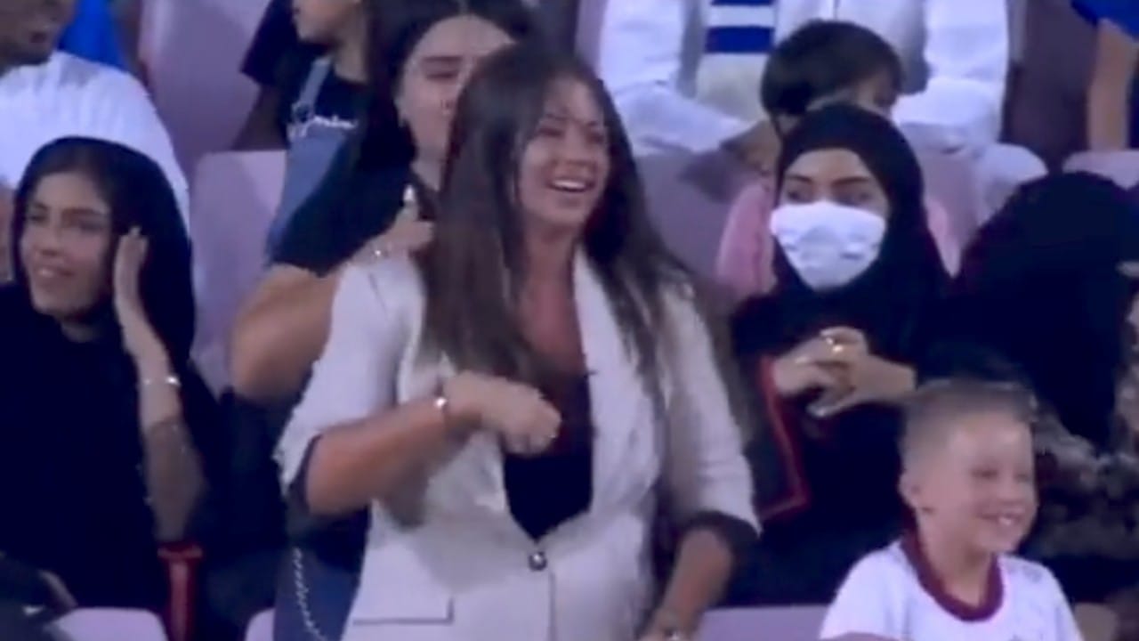 فرحة هستيرية لزوجة لاعب العدالة بيدرو بعد هدفه أمام الهلال.. فيديو