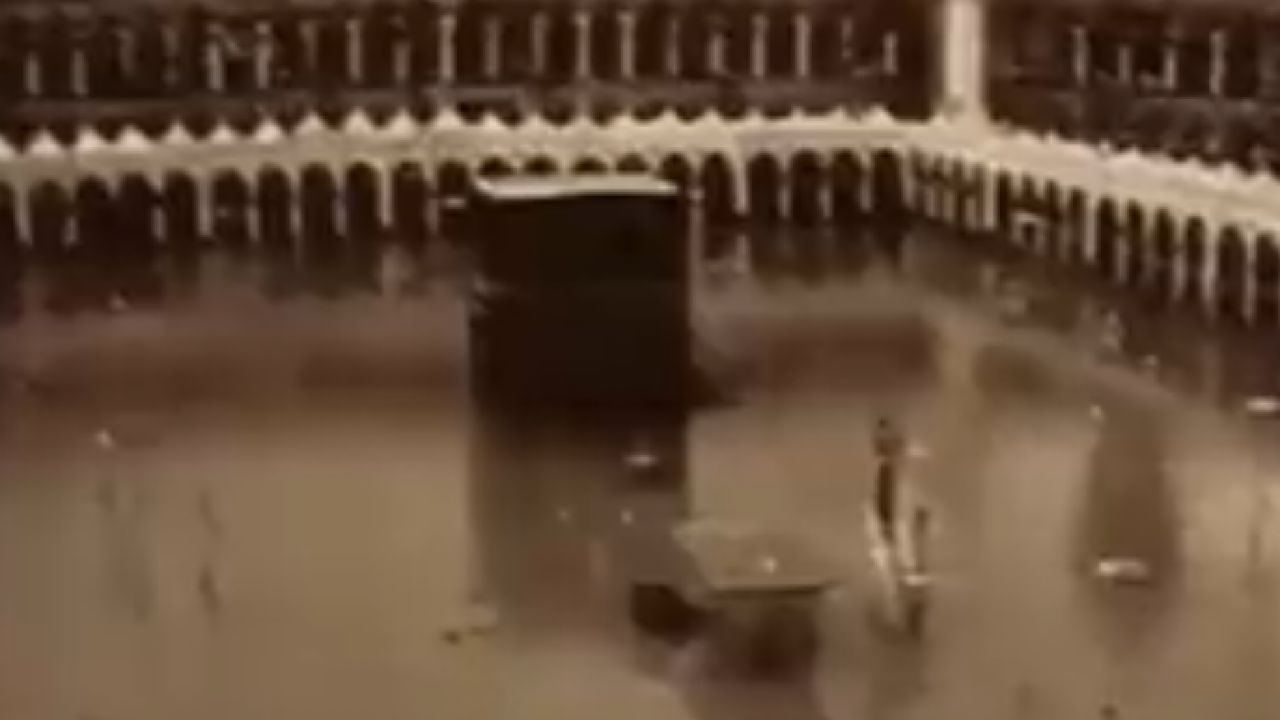مقطع نادر من التاريخ للحرم المكي وهو مليء بمياة الأمطار .. فيديو
