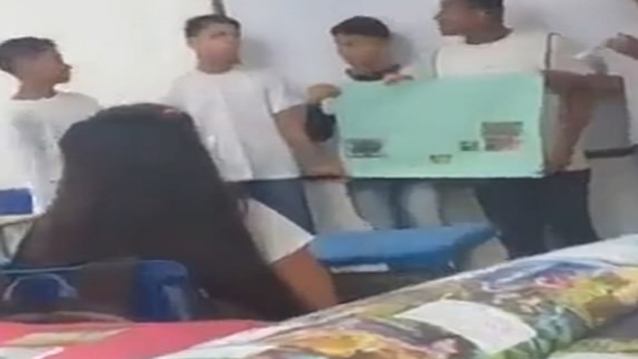 طالب يعتدي على زميلته بوحشية بسبب كلمة أضحكتها