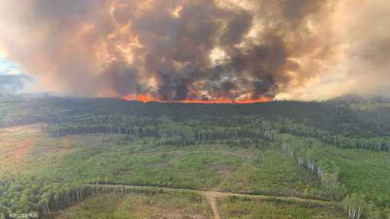 إجلاء آلاف الأشخاص غرب كندا بسبب الحرائق