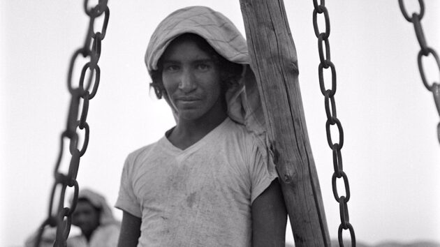 صورة تاريخية نادرة لمساعد موظف الجمارك في الخفجي عام 1947 مـ صورة تاريخية نادرة لمساعد موظف الجمارك في الخفجي عام 1947 مـ