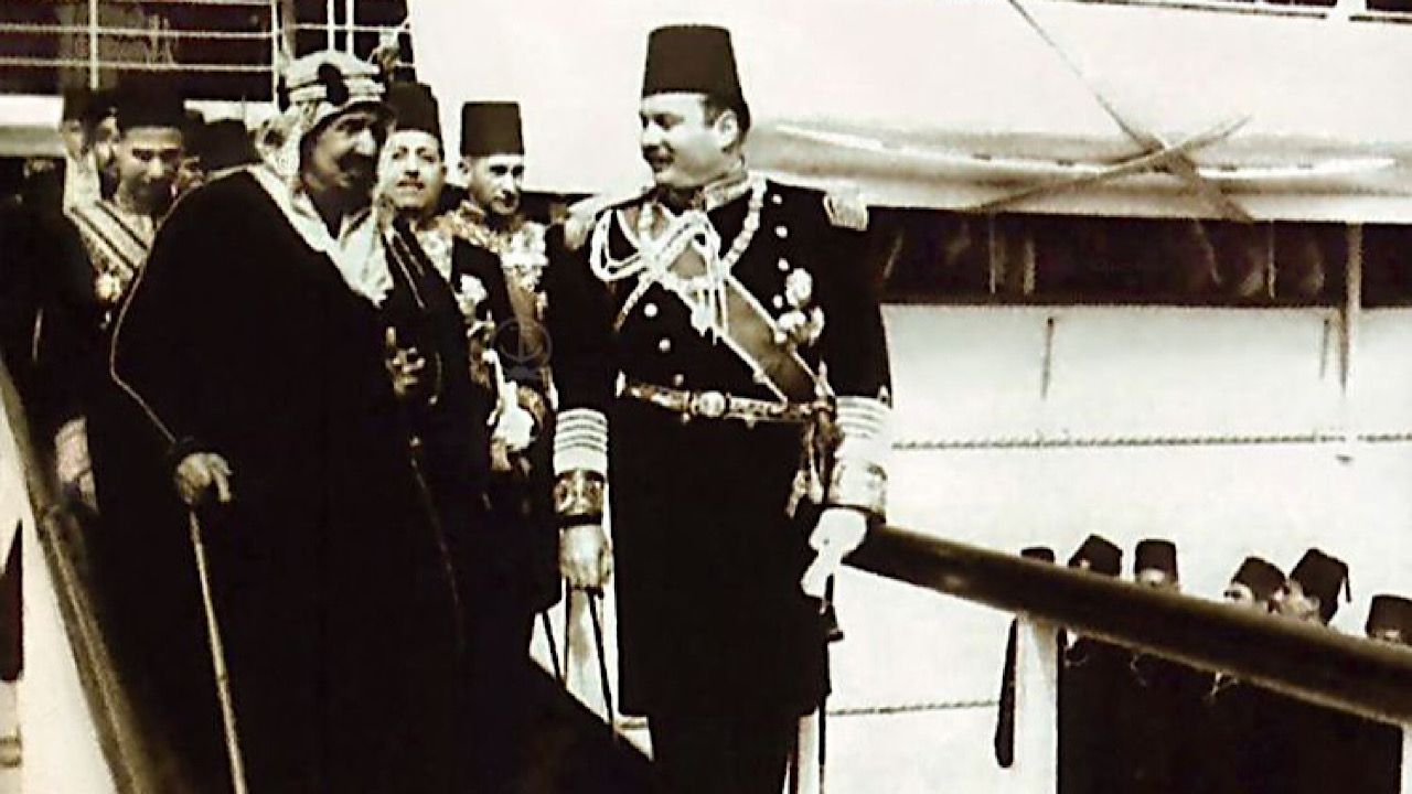 صورة تاريخية نادرة للملك عبدالعزيز رفقة الملك فاروق أثناء زيارة لمصر عام 1946 م