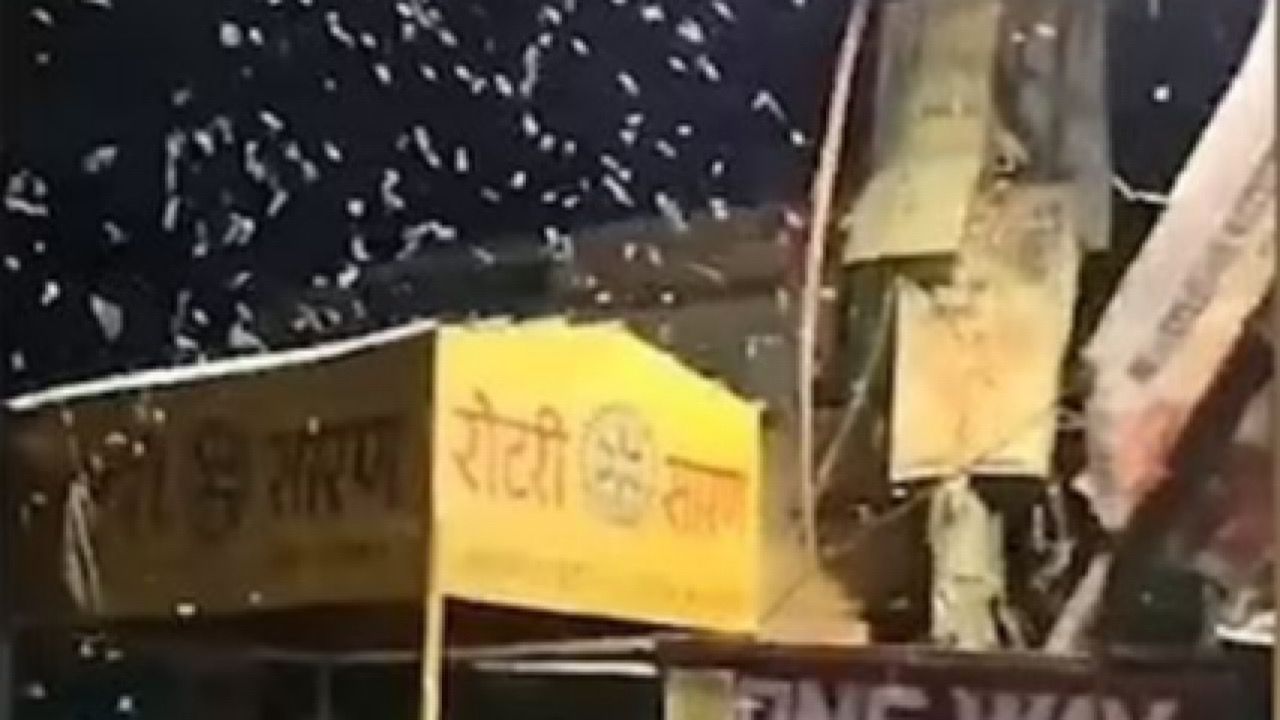 السماء تمطر ديدان في الهند‬⁩ لسبب غير معروف .. فيديو