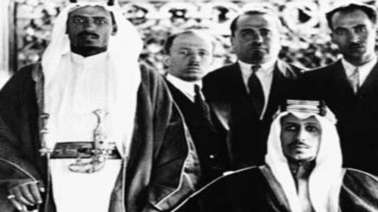 صورة نادرة للملك سعود في تتويج ملك بريطانيا جورج السادس