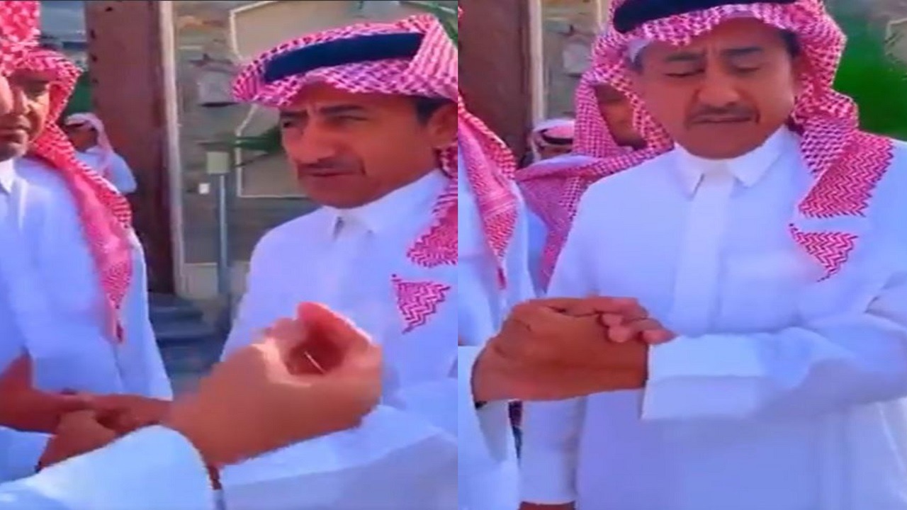 ناصر القصبي متأثراً في عزاء فهد الحيان (فيديو)
