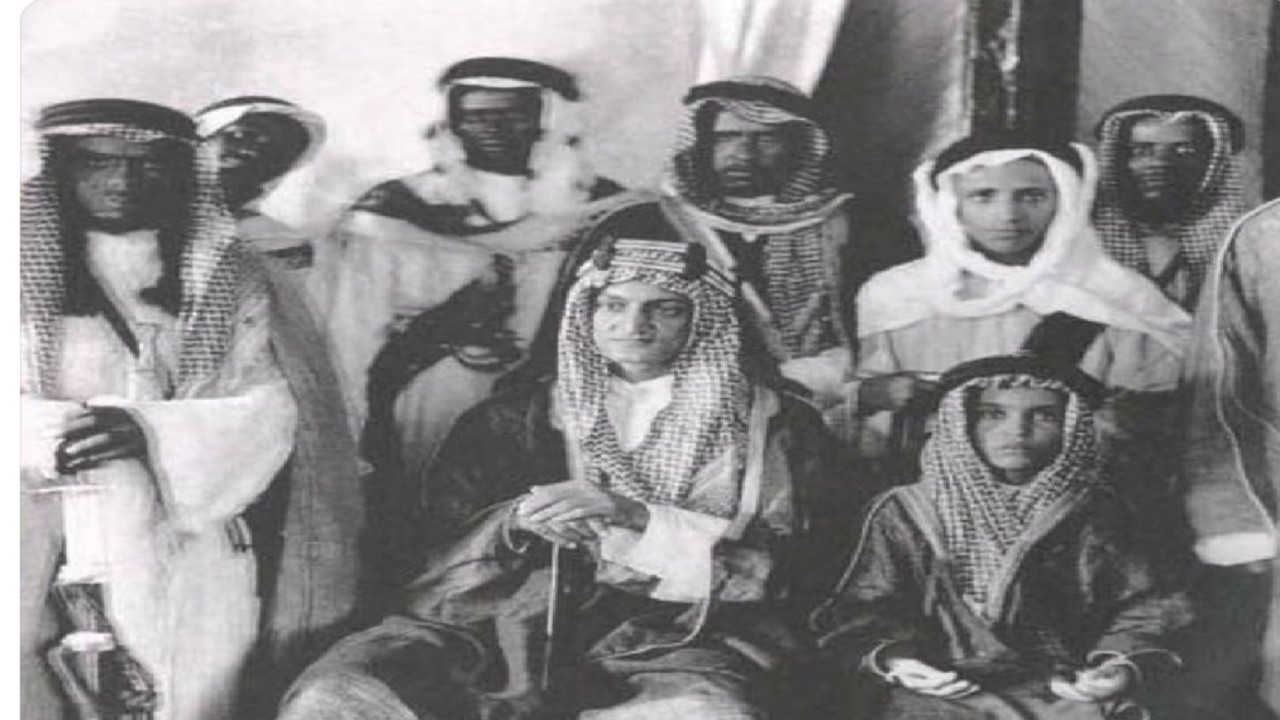 صورة نادرة للملك فيصل وحوله عدد من الأمراء