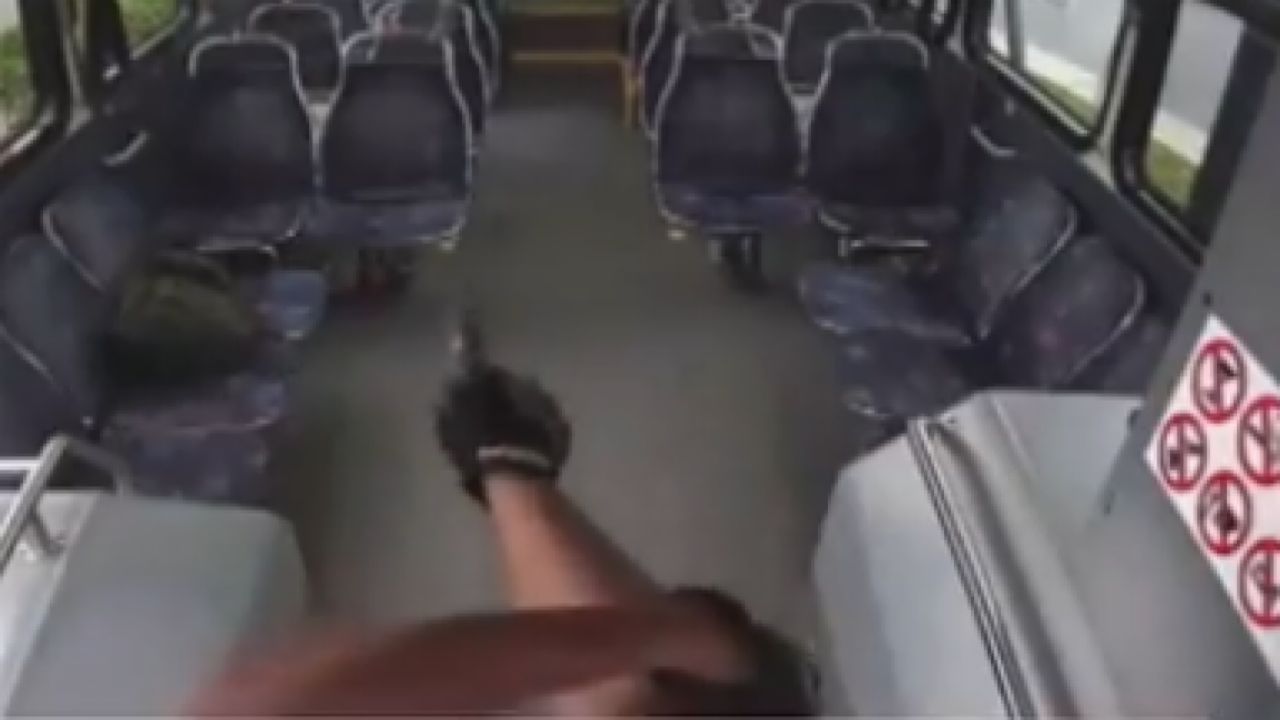 تبادل طلقات النيران بين راكب وسائق داخل حافلة في أمريكا .. فيديو