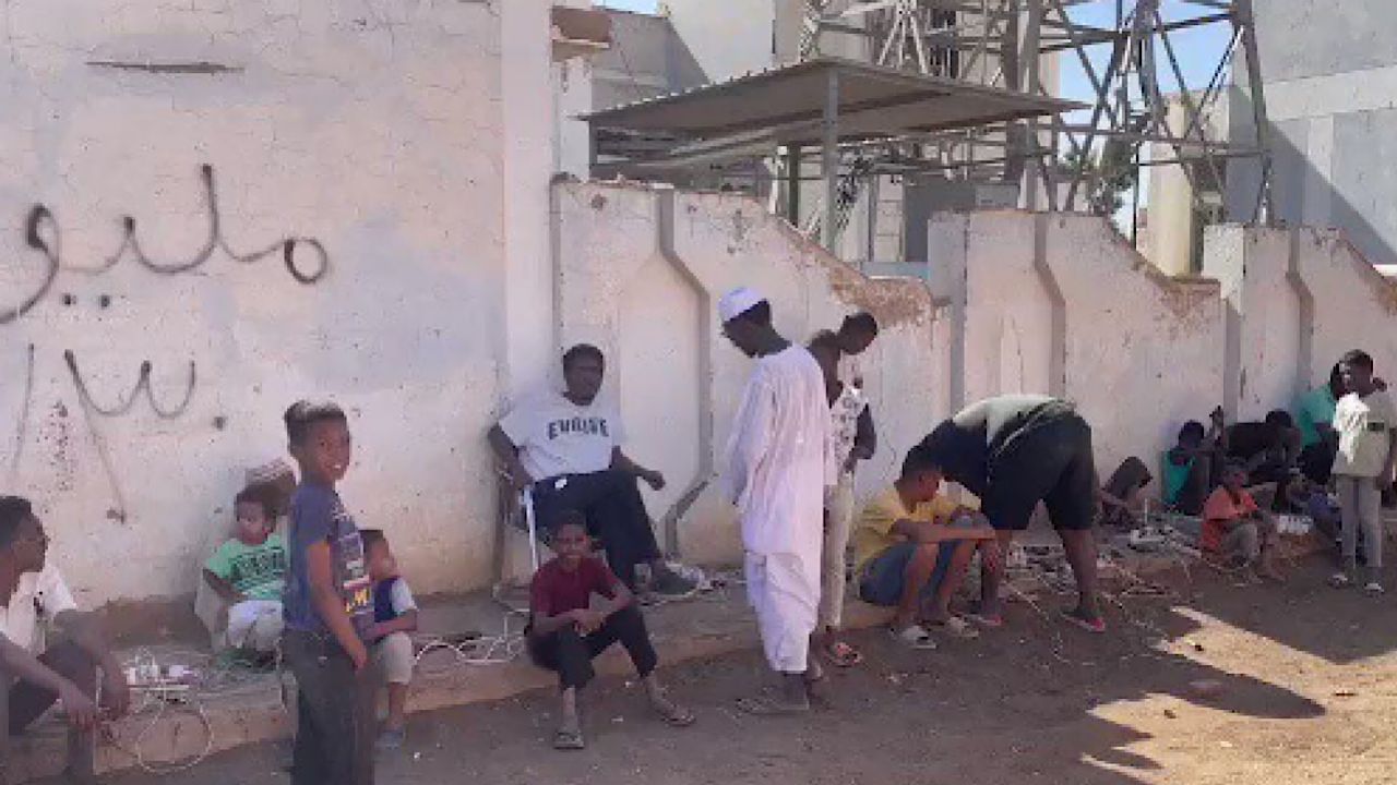 بالفيديو.. اصطفاف عشرات السودانيين على الرصيف لشحن هواتفهم بعد تذبذب التيار الكهربائي