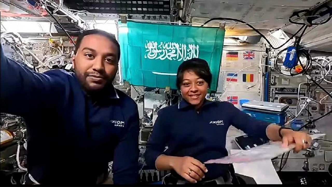 رائدا الفضاء السعوديان يجريان تجربة الطائرة الورقية الفضائية مع طلاب المدارس بالمملكة