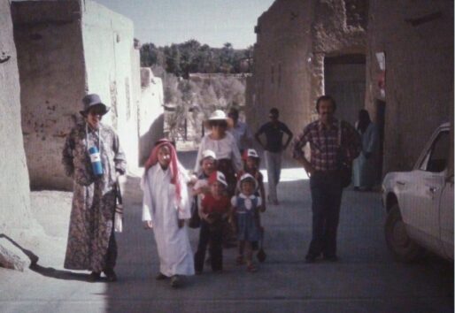 صورة نادرة لسواح أجانب يزورون الدرعية قبل 45 عام