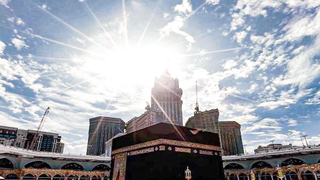 فلكية جدة: سماء مكة تشهد تعامد الشمس على الكعبة المشرفة