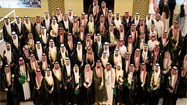 طلاب كلية الطب بجامعة الملك سعود للعلوم الصحية يحتفلون بتخرجهم (فيديو)